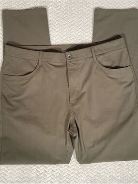 Vuori Men's Meta Pant - Technical 5-Pocket Chino - Green - Size 36 Olive Green